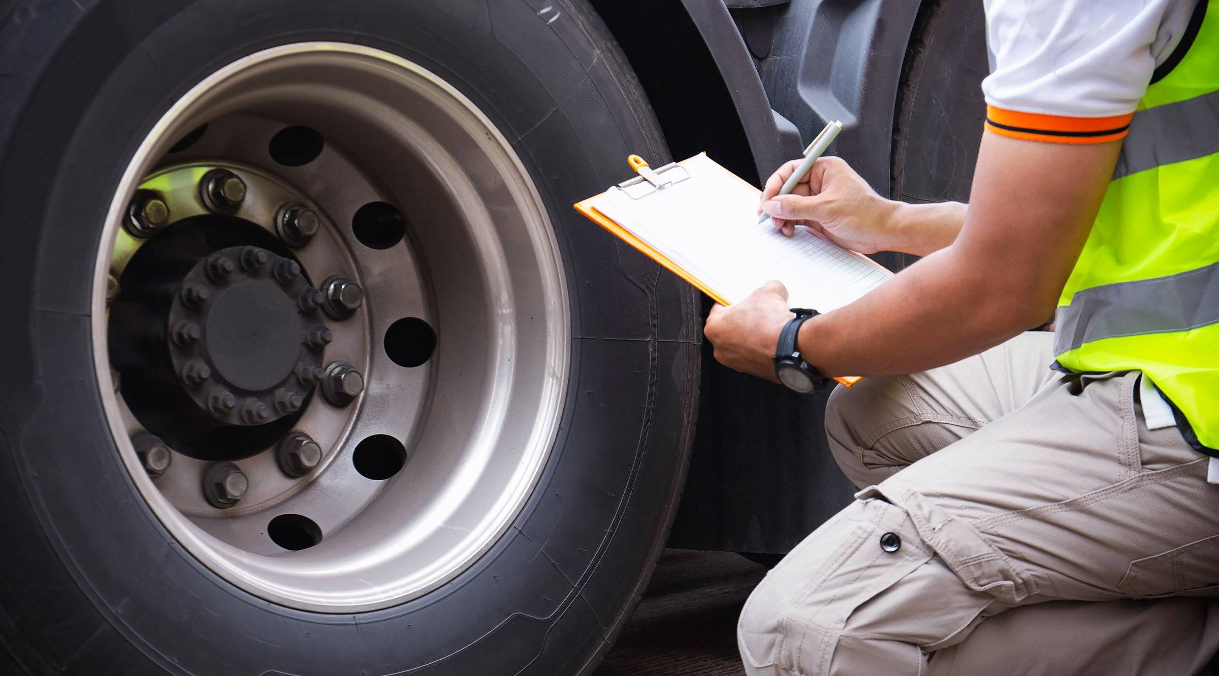 An driver does an wheel-end inspection