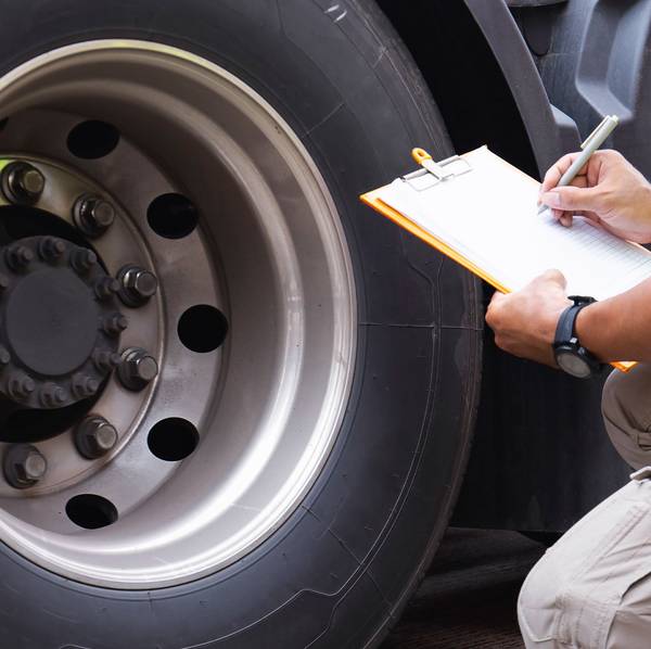 An driver does an wheel-end inspection