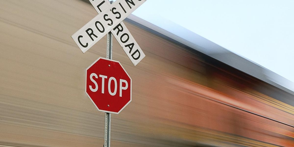 Safety Alert: Pay Close Attention at Railroad Crossings - Penske Truck Leasing